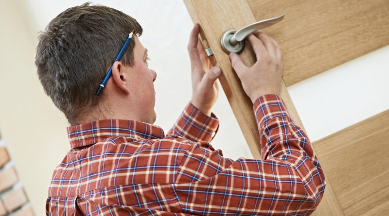 Mężczyzna montuje drzwi wewnętrzne w domu