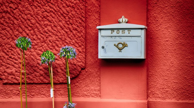 Skrzyka pocztowa wisi na czerwonej ścianie