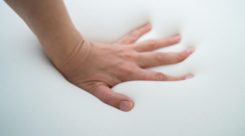 Kobieta dotyka dłonia materaca termoelastycznego