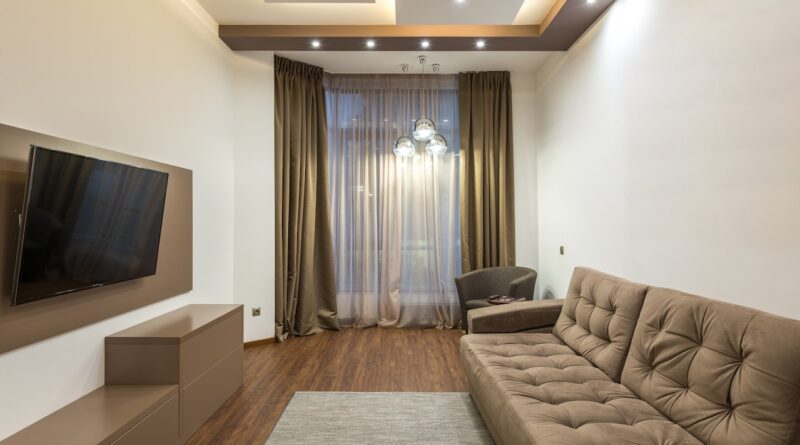 Wygodna sofa skandynawska stoi w salonie w domu