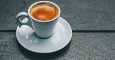 Espresso w białej filiżance na stole