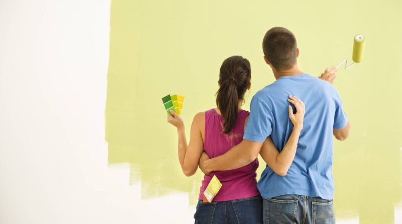 Para remontuje swoje mieszkanie i maluje ściany farbami