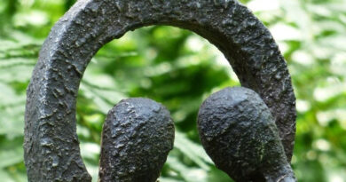 Postawiona kamienna rzeźba w ogrodzie