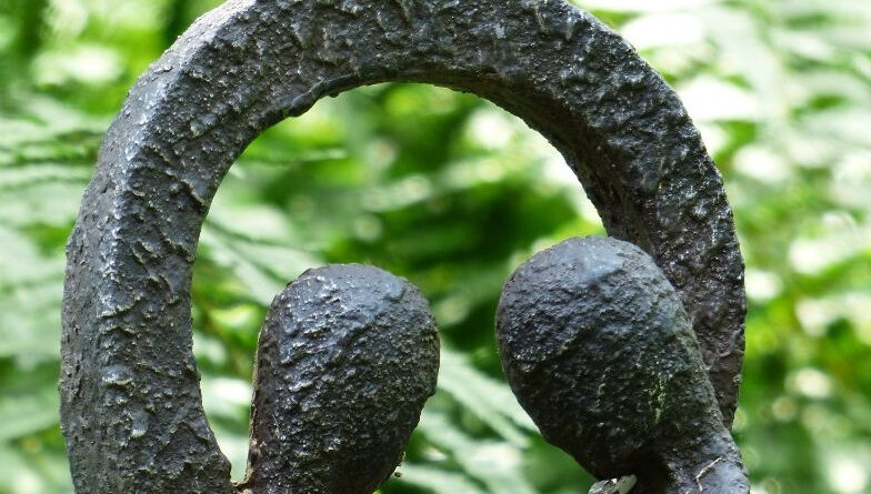 Postawiona kamienna rzeźba w ogrodzie
